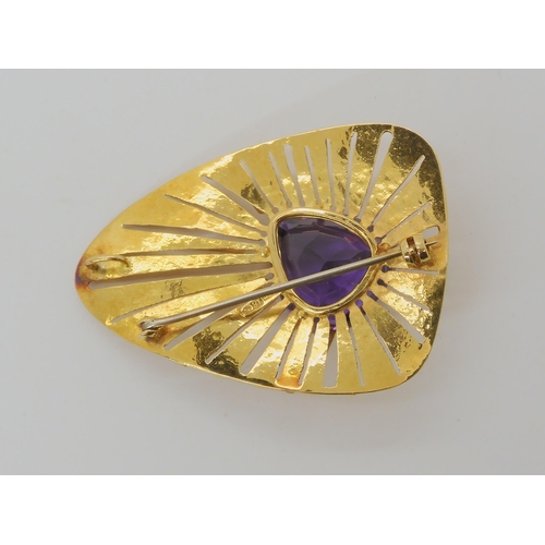 539 - AN 18CT GOLD RETRO AMETHYST BROOCH