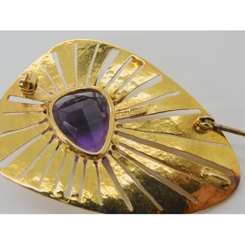 539 - AN 18CT GOLD RETRO AMETHYST BROOCH