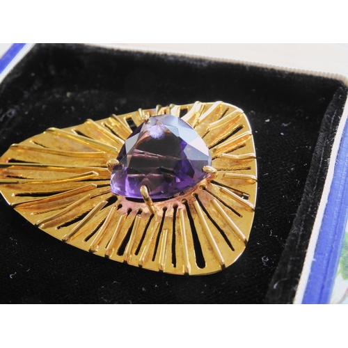 539 - AN 18CT GOLD RETRO AMETHYST BROOCH