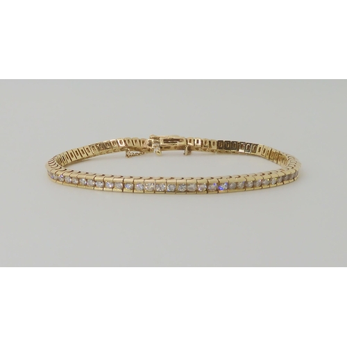 548 - A 14K YELLOW GOLD DIAMOND TENNIS BRACELET