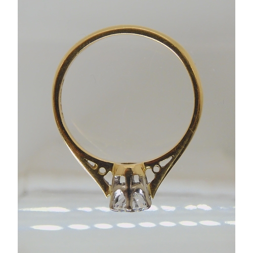 552 - AN 18CT GOLD DIAMOND SOLITAIRE RING