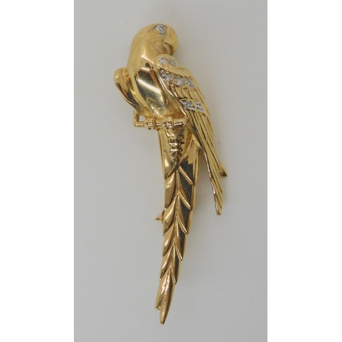 553 - AN 18CT GOLD AND DIAMOND MACAW PARROT BROOCH