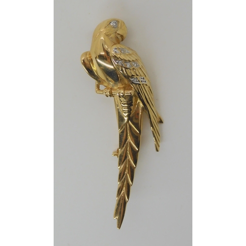 553 - AN 18CT GOLD AND DIAMOND MACAW PARROT BROOCH