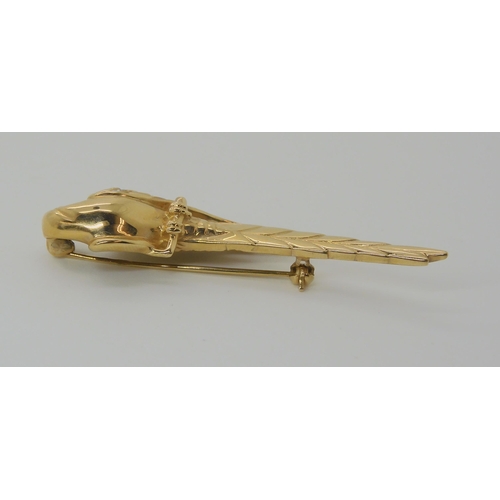 553 - AN 18CT GOLD AND DIAMOND MACAW PARROT BROOCH