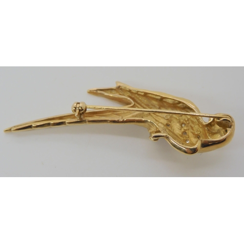 553 - AN 18CT GOLD AND DIAMOND MACAW PARROT BROOCH