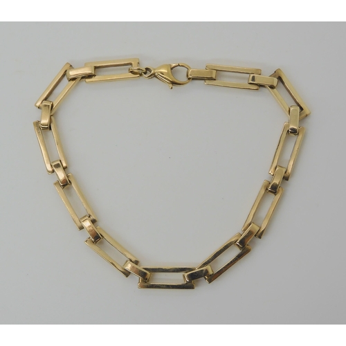 556 - A 9CT GOLD FANCY LINK BRACELET