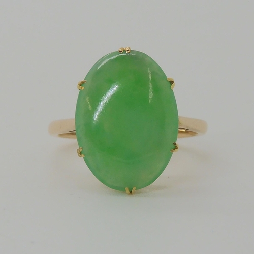 558 - A 14CT GOLD CHINESE GREEN HARDSTONE RING