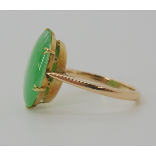 558 - A 14CT GOLD CHINESE GREEN HARDSTONE RING