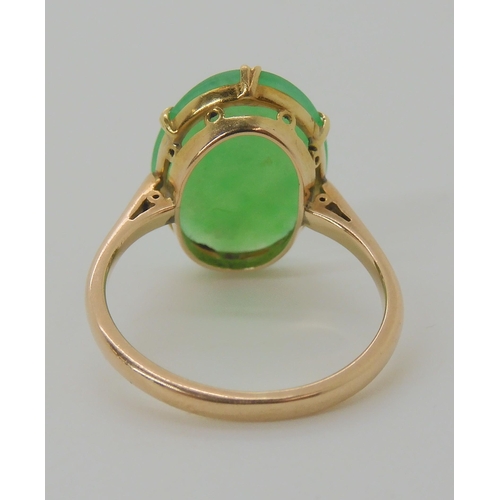 558 - A 14CT GOLD CHINESE GREEN HARDSTONE RING