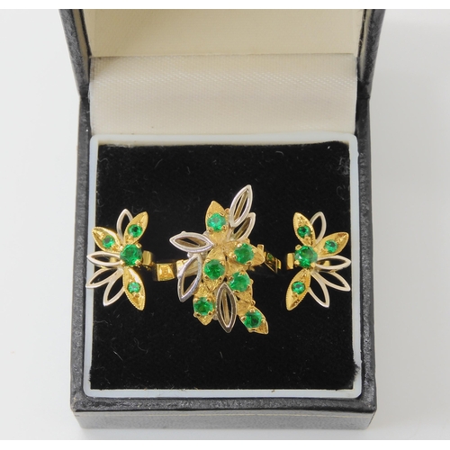 567 - A RETRO EMERALD RING WITH MATCHING EARRINGS