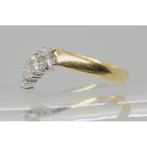 579 - AN 18CT GOLD 'V' SHAPED DIAMOND RING