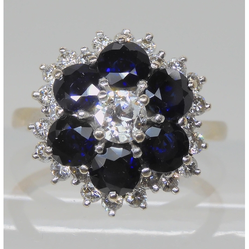 580 - AN 18CT WHITE GOLD DIAMOND AND SAPPHIRE FLOWER CLUSTER RING