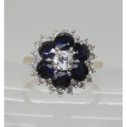 580 - AN 18CT WHITE GOLD DIAMOND AND SAPPHIRE FLOWER CLUSTER RING