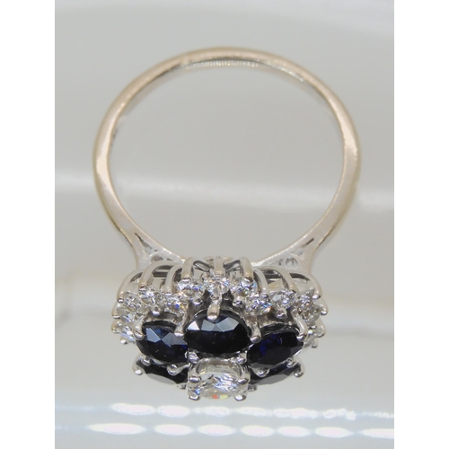 580 - AN 18CT WHITE GOLD DIAMOND AND SAPPHIRE FLOWER CLUSTER RING