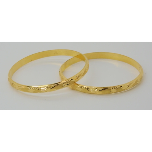 585 - A PAIR OF INDIAN GOLD BANGLES