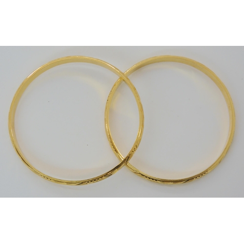 585 - A PAIR OF INDIAN GOLD BANGLES