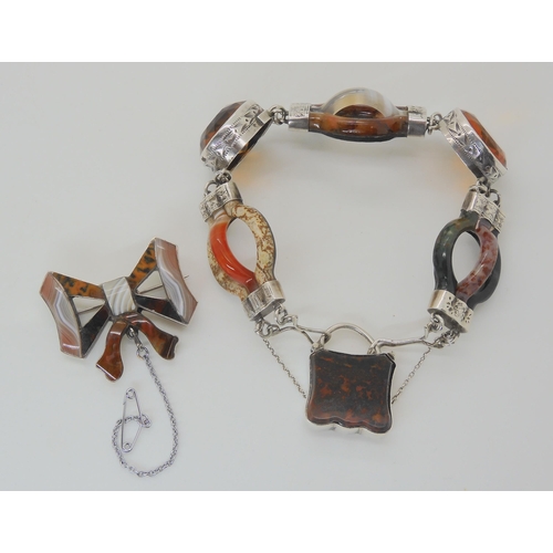 623 - A CARVED SCOTTISH AGATE BRACELET AND BOW BROOCH