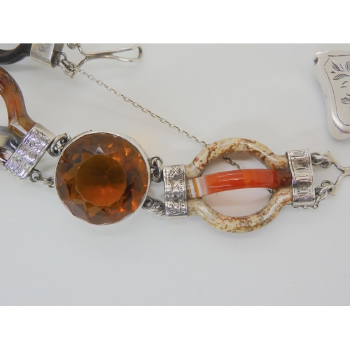 623 - A CARVED SCOTTISH AGATE BRACELET AND BOW BROOCH