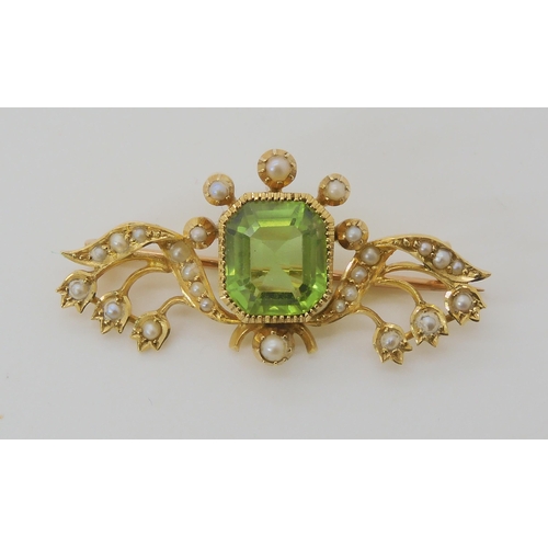 671 - A 15CT GOLD PERIDOT AND PEARL EDWARDIAN BROOCH