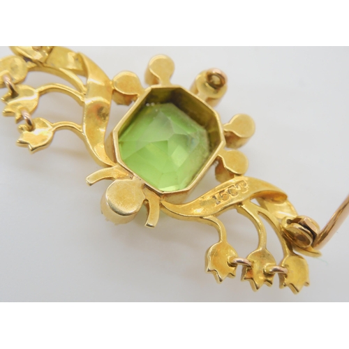 671 - A 15CT GOLD PERIDOT AND PEARL EDWARDIAN BROOCH