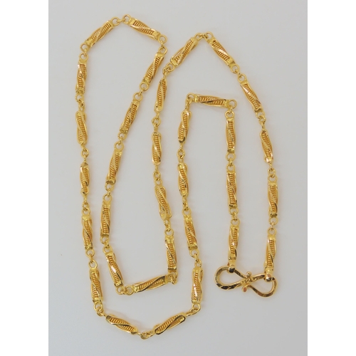 676 - A BRIGHT YELLOW METAL TWISTED BATON LINK CHAIN