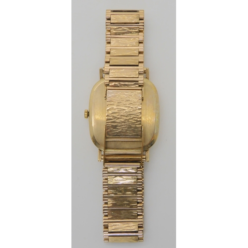 704 - A 9CT GOLD GENTS ROAMER QUARTZ WATCH