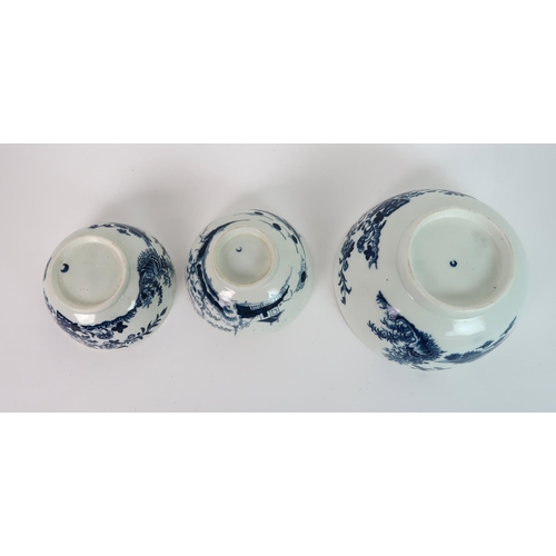 229 - A GROUP OF ENGLISH PORCELAIN BLUE AND WHITE CERAMICS