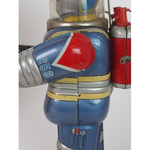 421 - A RARE DAIYA JAPANESE TINPLATE BATTERY OPERATED ASTRONAUT