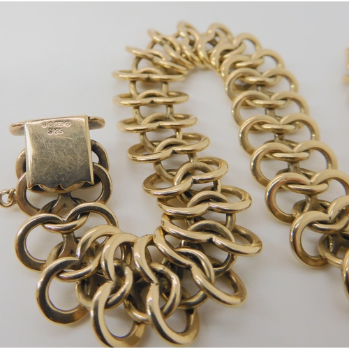 493 - A 9CT GOLD DOUBLE LINK CHAIN BRACELET