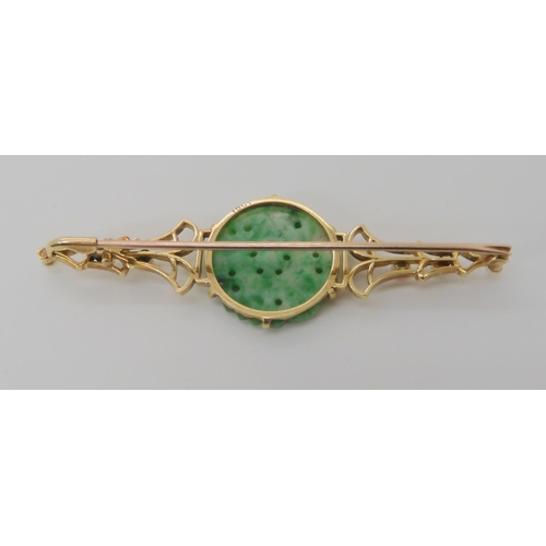 500 - A 15CT GOLD CHINESE GREEN HARDSTONE AND PEARL BROOCH