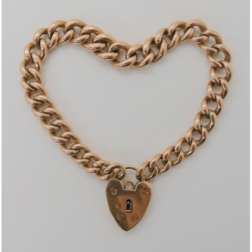 506 - A 9CT GOLD CURB LINK BRACELET WITH A HEART CLASP