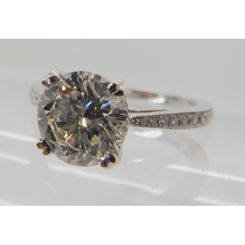 527 - AN 18CT WHITE GOLD DIAMOND SOLITAIRE RING