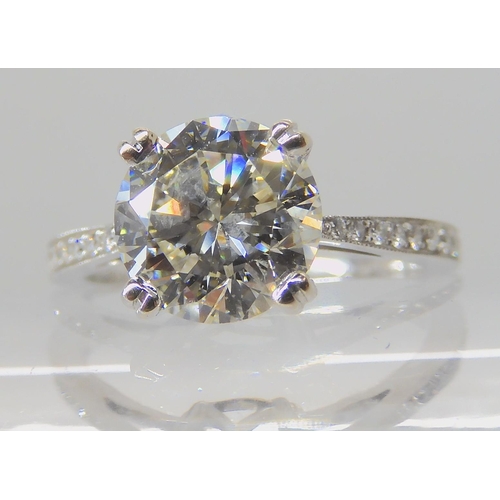 527 - AN 18CT WHITE GOLD DIAMOND SOLITAIRE RING