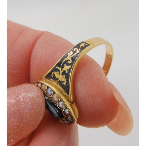 541 - AN 18CT GOLD PEARL AND ENAMEL MOURNING RING