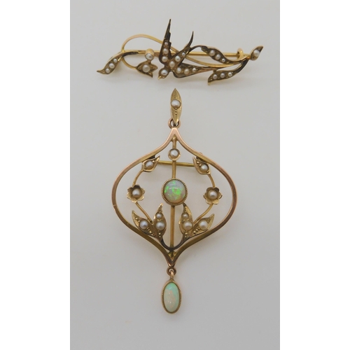 545 - A 9CT GOLD OPAL AND PEARL EDWARDIAN PENDANT BROOCH