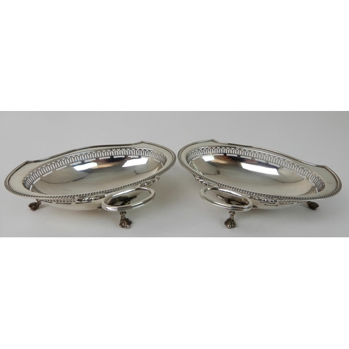 714 - A PAIR OF KIDNEY BOWL SHAPED BON BON DISHES