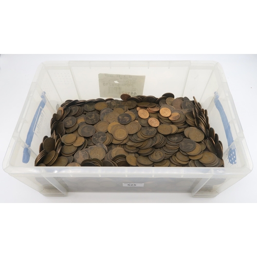 525 - A quantity of copper pennies etc