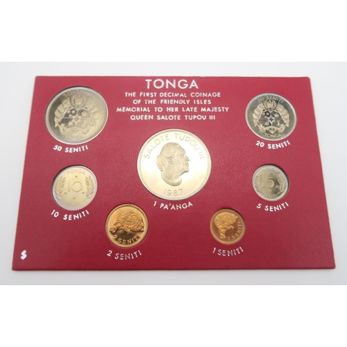 529 - A lot of mostly British commemorative coins and proof sets together with examples from Nepal, France... 