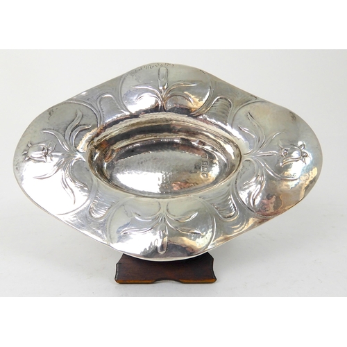 250 - AN ARTS AND CRAFTS HAMMERED SILVER DISH