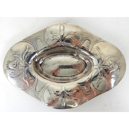 250 - AN ARTS AND CRAFTS HAMMERED SILVER DISH