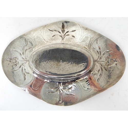 250 - AN ARTS AND CRAFTS HAMMERED SILVER DISH