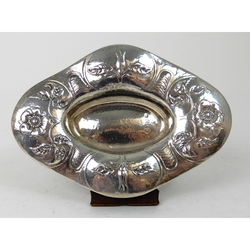 251 - AN ARTS AND CRAFTS HAMMERED SILVER DISH