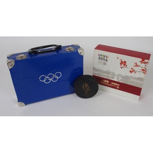 419 - A COLLECTION OF WINTER OLYMPIC MEMORABILIA