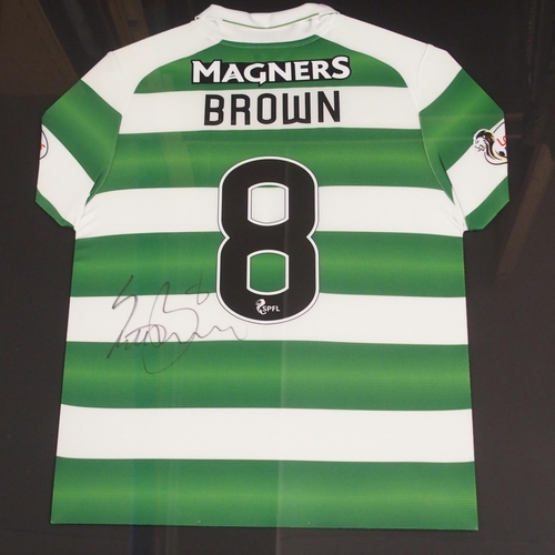 485 - A GREEN AND WHITE  CELTIC SHIRT