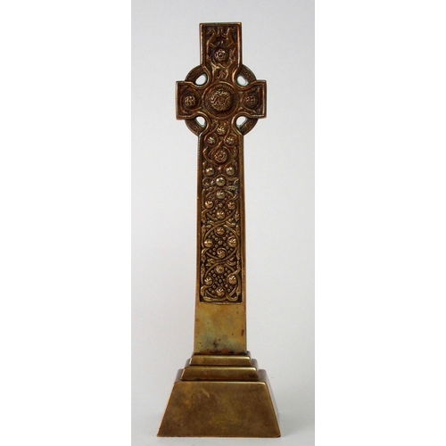 527 - ALEXANDER AND EUPHEMIA RITCHIE - A BRONZE IONA CROSS