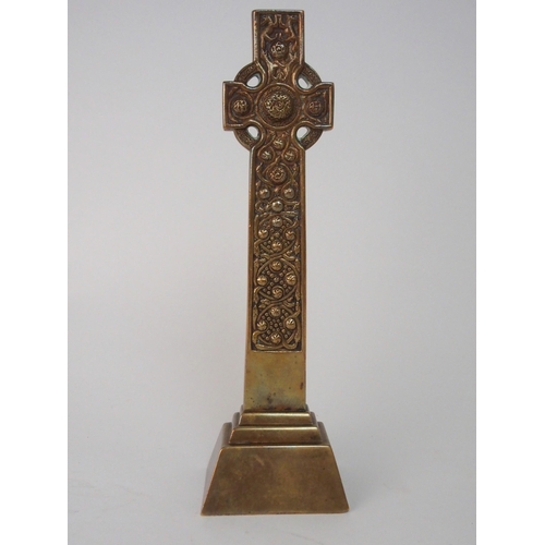 527 - ALEXANDER AND EUPHEMIA RITCHIE - A BRONZE IONA CROSS