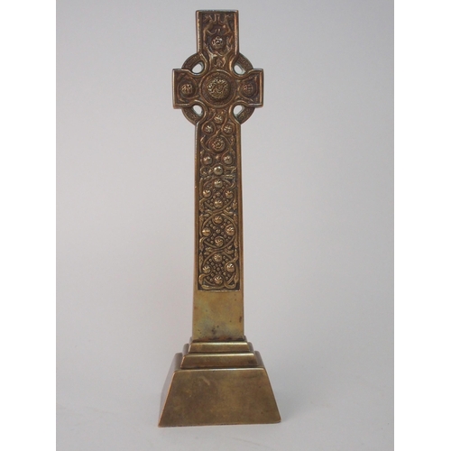 527 - ALEXANDER AND EUPHEMIA RITCHIE - A BRONZE IONA CROSS