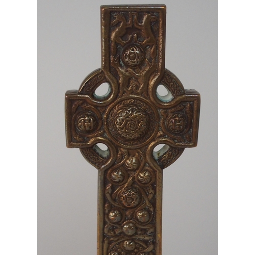 527 - ALEXANDER AND EUPHEMIA RITCHIE - A BRONZE IONA CROSS