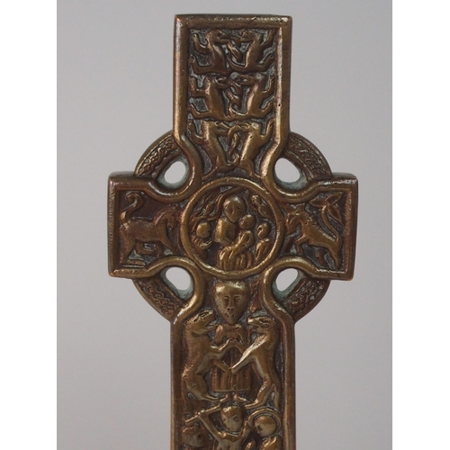 527 - ALEXANDER AND EUPHEMIA RITCHIE - A BRONZE IONA CROSS