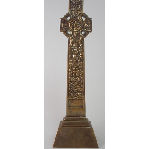 527 - ALEXANDER AND EUPHEMIA RITCHIE - A BRONZE IONA CROSS